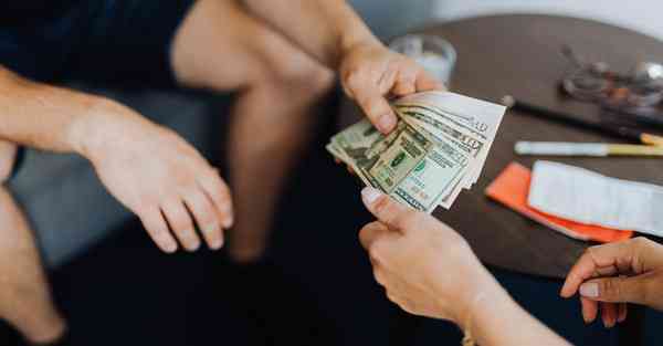 汽车轮毂垫片,轮毂是怎么固定在轴上的